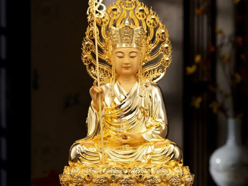 Gjutegenskaper av buddhistiska gudar statyer.