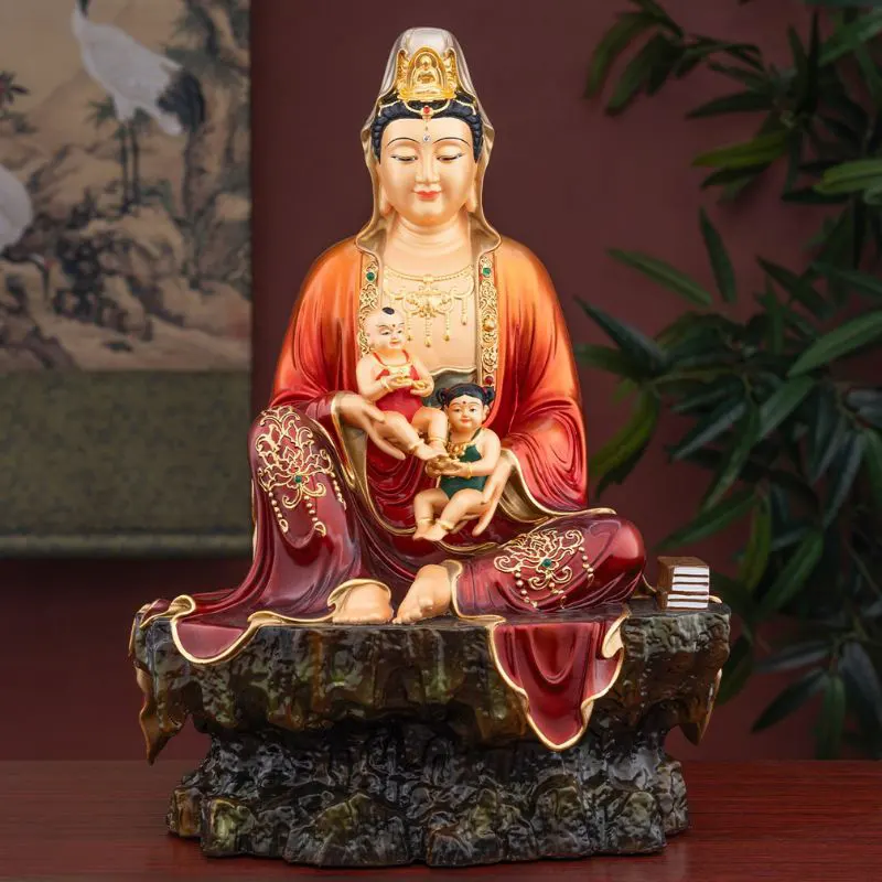Familjens altare barn ger Guanyin Bodhisattva staty